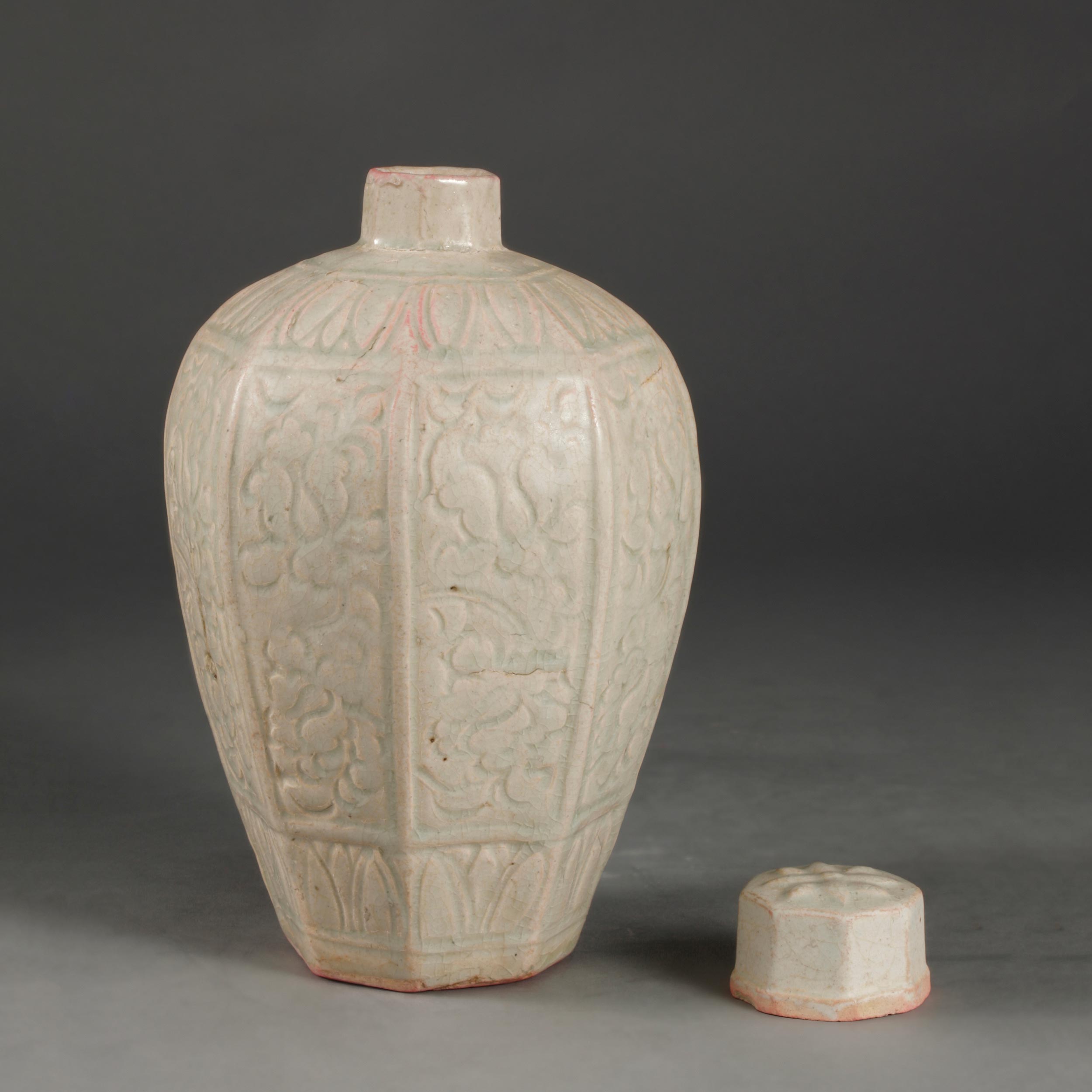 中国 黄地 貼雲龍文 梅瓶 時代箱付 M R8821B 中国 黄地 貼雲龍文 梅瓶