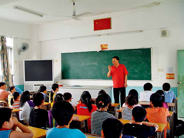 1505713693500087630.jpg 石岩罗租小学教师向学生传讲《应人石的传说》.jpg