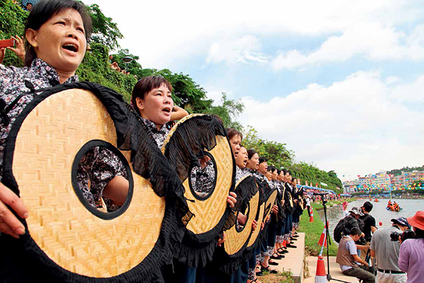 300 名客家山歌手的合唱表演博得了观众的阵阵掌声.jpg