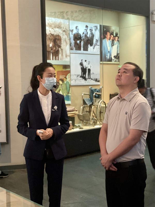 李毓文市长(右)参观我馆.jpg