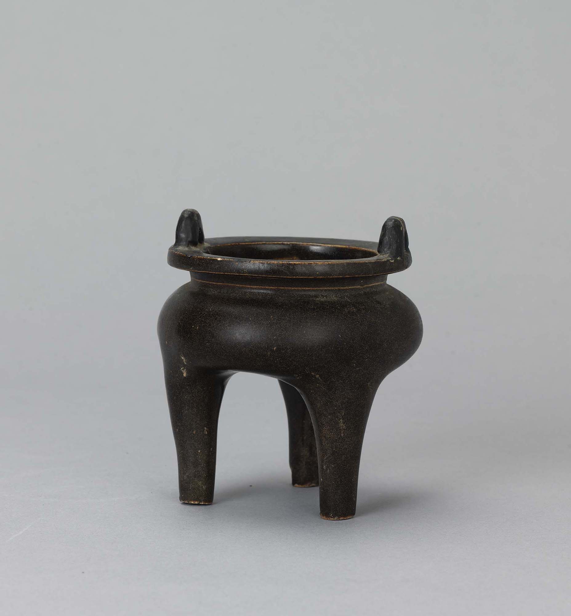 NY601. 中国古玩 宋代 哥窯 青磁 三足双耳香炉 / 宋代古瓷 磁器