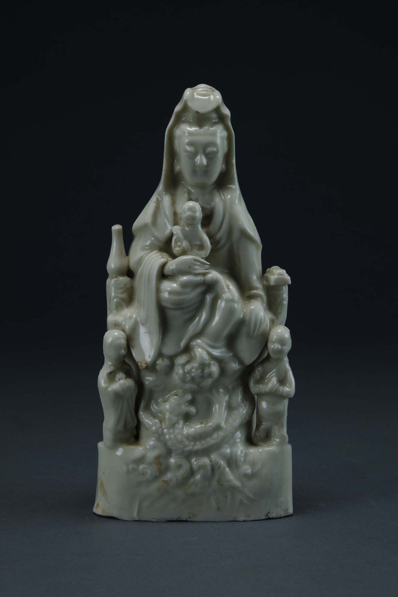 中国古美術・旧蔵の陶磁器、宝珠を持つ静かな思索の観音・12x41cm・供養仏像 中国古美術・旧蔵の陶磁器、宝珠を持つ静かな思索の観音・12x41cm・