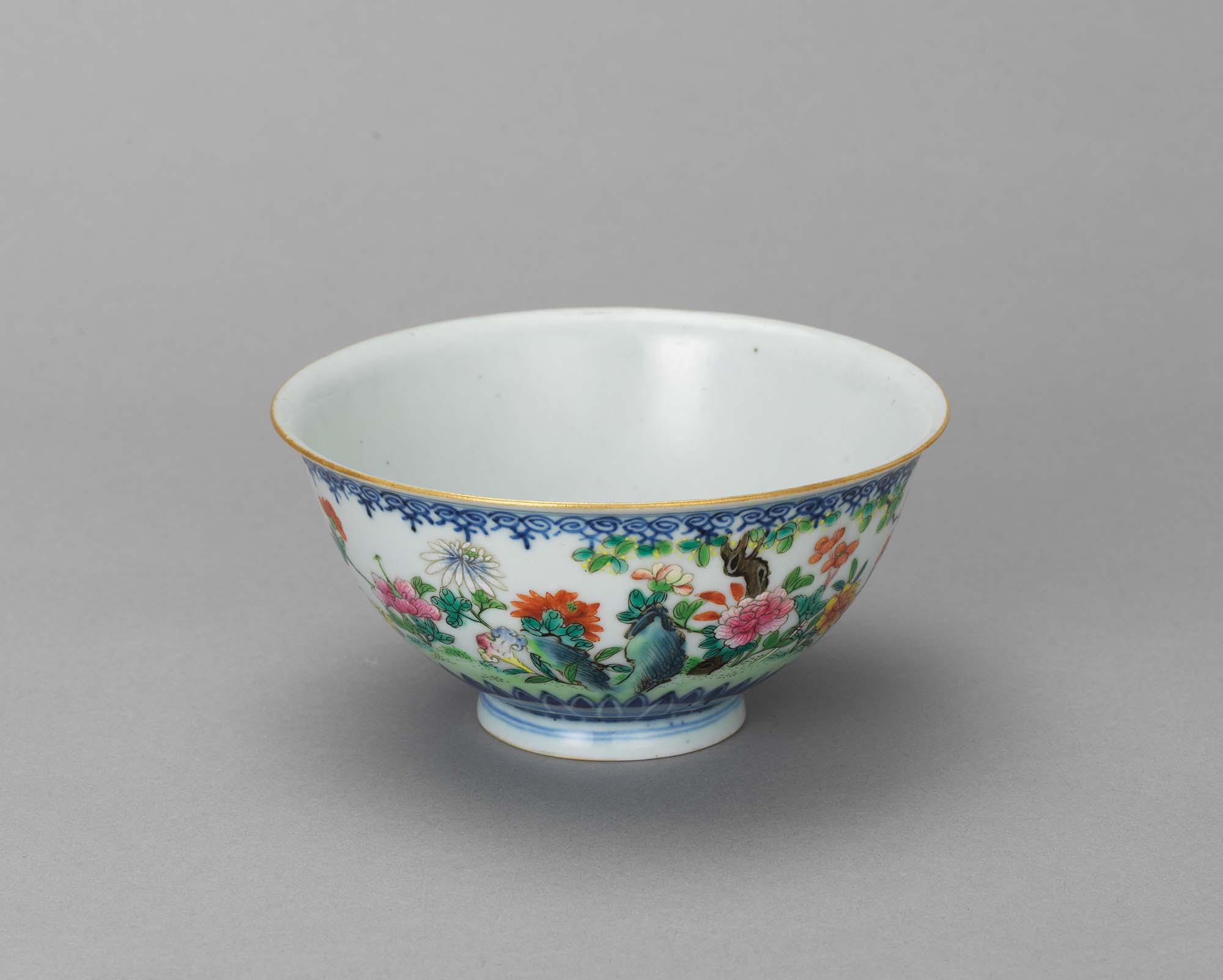 中国　青花花文碗　N　8062E 青花草花文碗 文化遺産オンライン