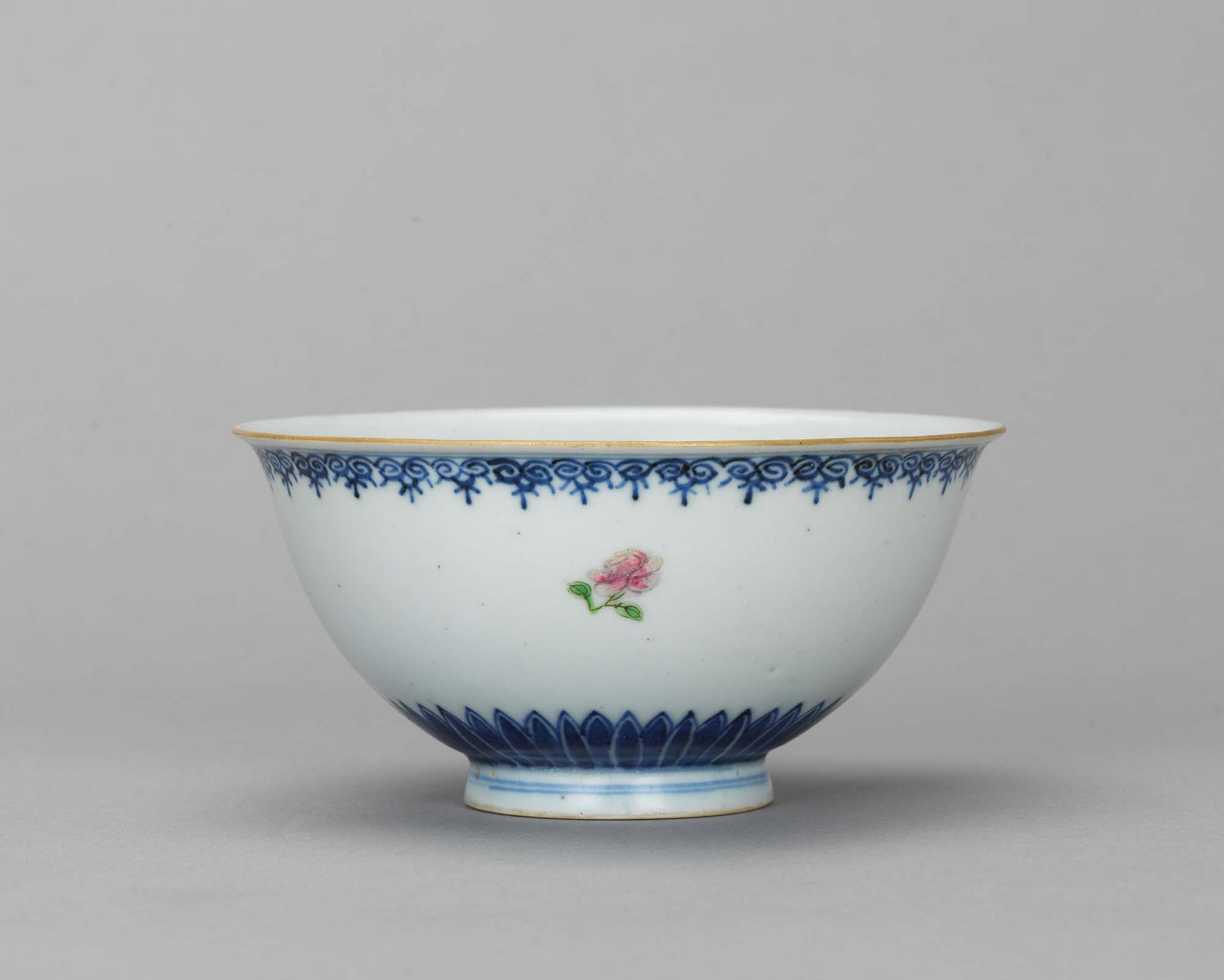 中国　青花花文碗　N　8062E 青花草花文碗 文化遺産オンライン