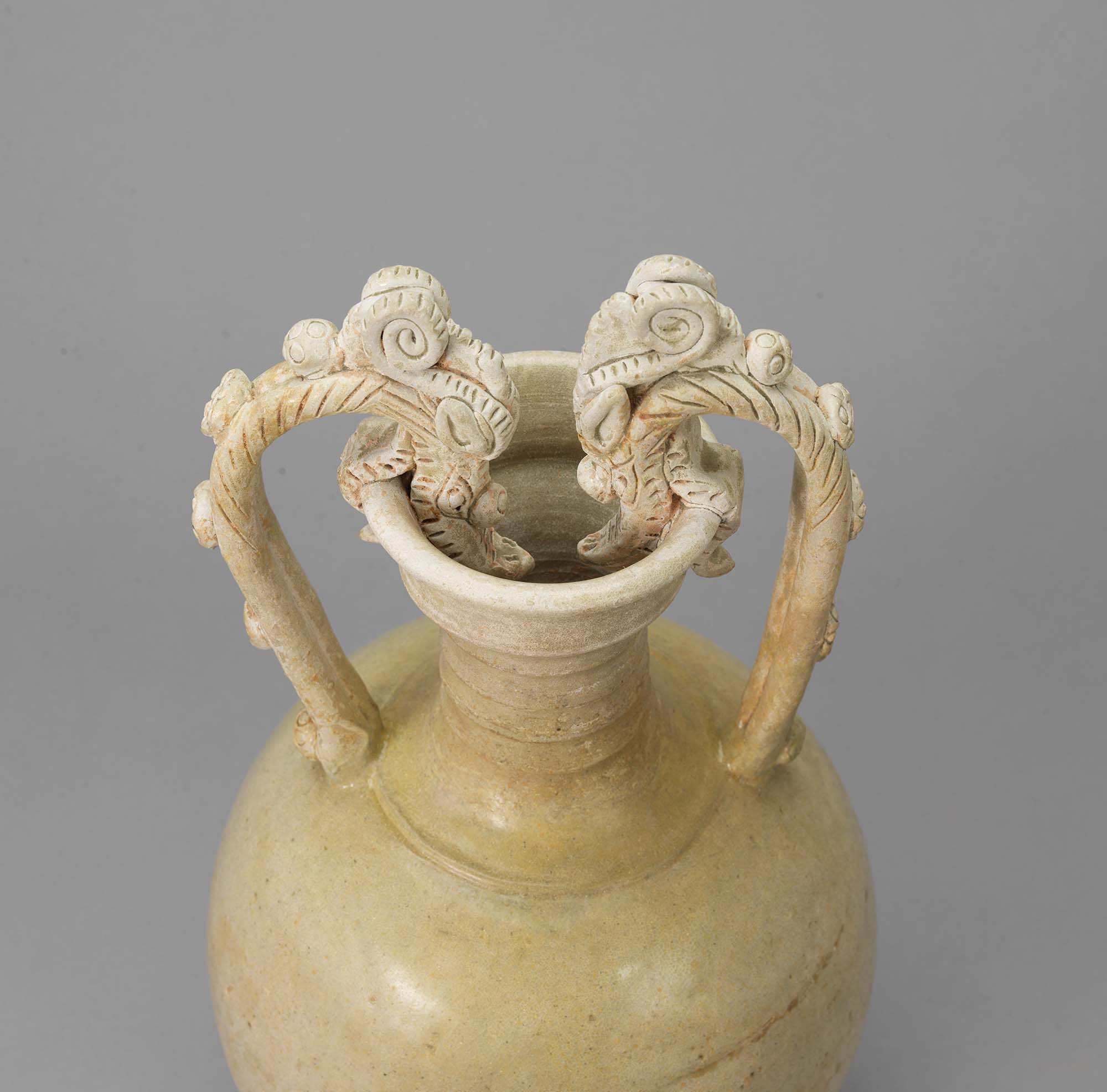 古董邢窑／白釉兽面双耳￼￼￼盖／花瓶￼ 深圳