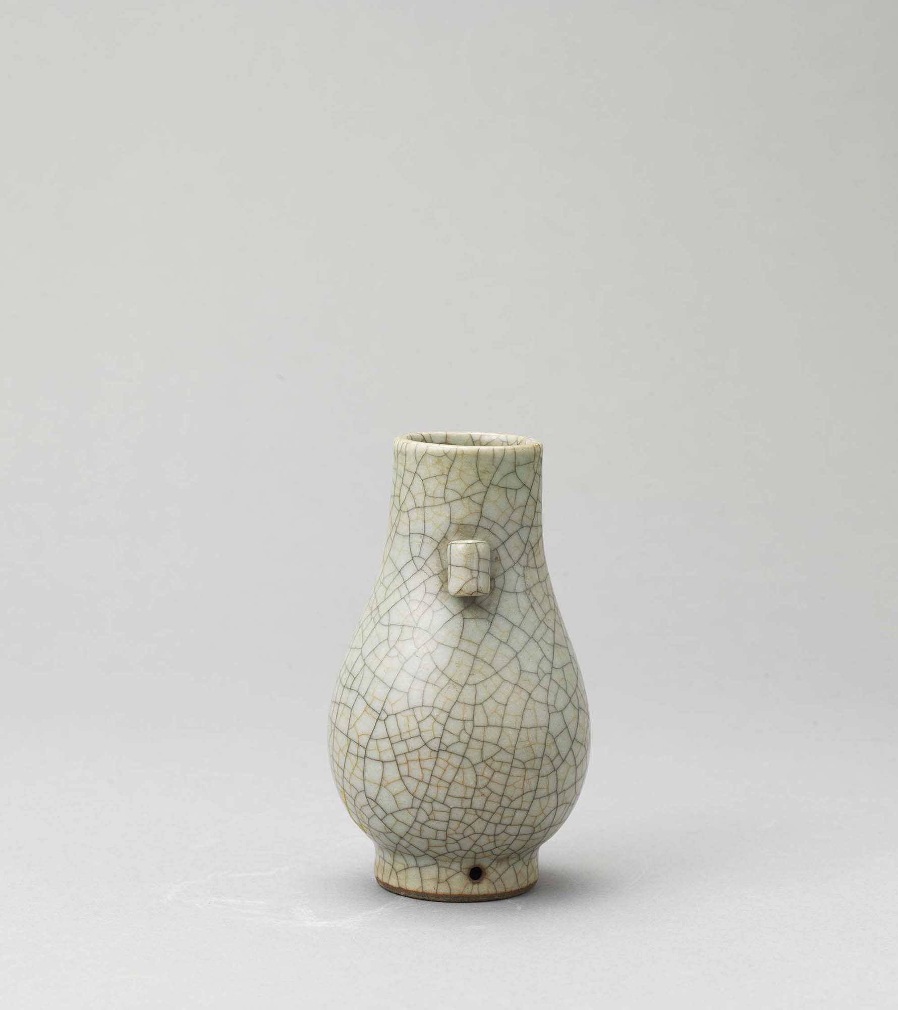 有款哥窑鹿耳瓶 精致隽秀天然韵致的冰裂纹哥釉贯耳瓶尽现清